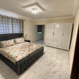 3 Bed Apartment Sleeps 6 - Parking Patio Wifi, hotell i Freetown