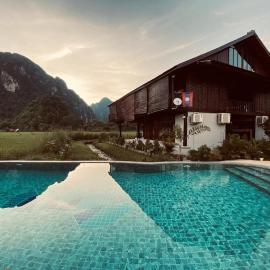 Dalasone Pool Villa with Stunning Mountain View, hotel u gradu Vang Vieng