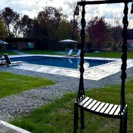 Badash Tiny Village - Tiny Houses with Heated Pool & BBQ, hôtel à Polovragi
