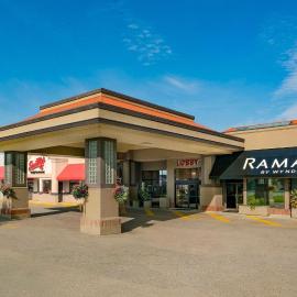 Ramada by Wyndham Kelowna Hotel & Conference Center, отель в Келоуне