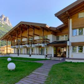 Hotel Trento, ξενοδοχείο σε Pozza di Fassa