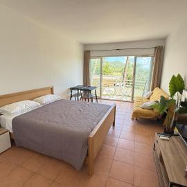 Cozy Beachside Studio with Beach Access & Pool, hotel v destinácii Marigot