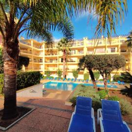 POOL NEST palm breeze condo at citycenter and marina, hotel in Lagos