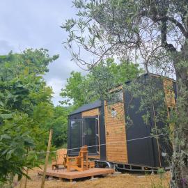 Off-Grid Nature Tiny House Retreat & Simple Living, hotel din San Martino
