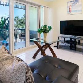 Lovely Apartment with 24h security - walking distance to beach, downtown, shops and restaurants, hotel em Nassau