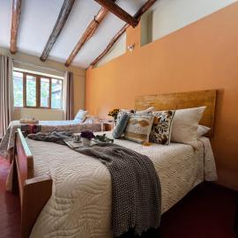 Casa Paqocha Ollantaytambo - Hotel & Garden - Hot Water & Shared Kitchen - Long Stays - Close to Train، فندق في أولانتايتامبو