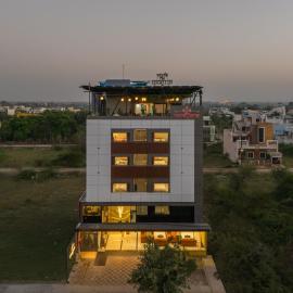 Perfectstayz Premium Shree Narayana at Mahakal temple road، فندق في اوجاين