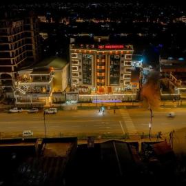 Duule LUXURY HOTEL 5star، فندق في جيجيجا