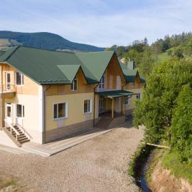 Сироварня Далекі Гори, hotel in Snidavka