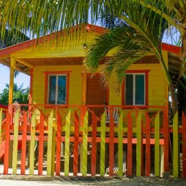 Julia's Beachfront Guesthouse and Cabanas, hotel Placenciában