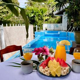 Kika Zaru Free MA Park Tour & Breakfast โรงแรมในมานูเอล อันโตนิโอ