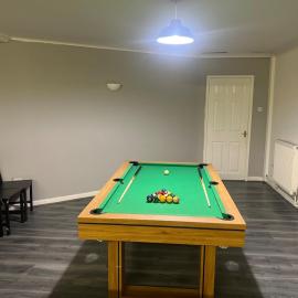 Spacious 4-Bed Bungalow with Games Room & Parking, отель в Лестере