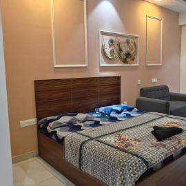 Gen Z# Couple Friendly Relax & Comfy Condo، فندق في نويدا