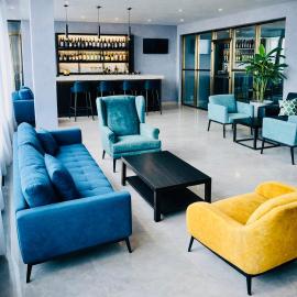 Tris Estates Hotel & Suites, hotelli kohteessa Dwarzohn