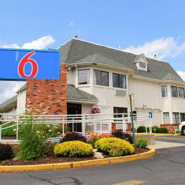 Motel 6-Enfield, CT - Hartford، فندق في انفيلد