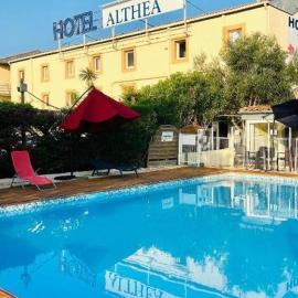 Hôtel Althea - Piscine et Sauna، فندق في بيزييه