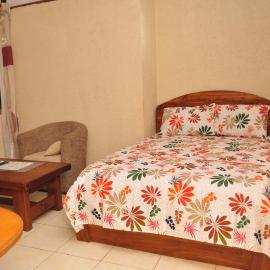 Appartement spacieux et meublé Lomé Togo 4 min de l'aéroport Wifi et Espace aéré gratuit Eau chaude Compteur Electrique personnalisé Gaz butane disponibles dont chargement à charge du voyageur، فندق في لوميه