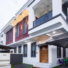 Cozy 4 Bedroom Family Duplex in Lekki, PS5, Smart TVs, Snooker, hotell sihtkohas Lekki