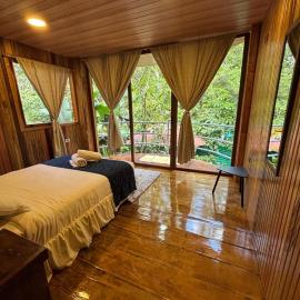Mindo GlamBird Glamping & Lodge, מלון במינדו