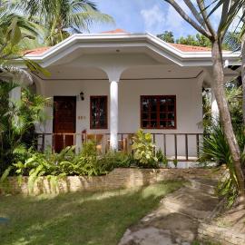 Palmera Palma Private 1-BR Bungalow in Moalboal, hotel u gradu Moalboal