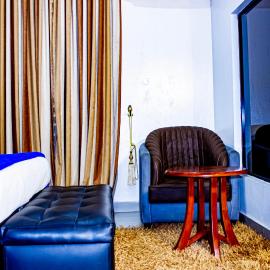 Fobbs Apartment and Suites，阿薩巴的飯店