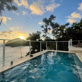 Good Vibes Only Ocean Villa-Views/Pool/Sundeck/Fun, hotel din St Thomas