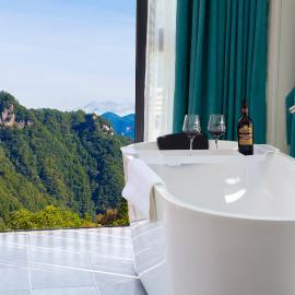 Picturesque Forest Lodge-Near the Ticket Gate-English Services, hotell i Zhangjiajie