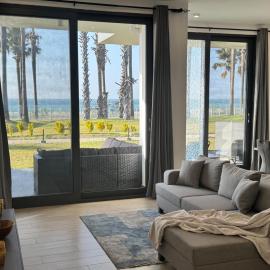 Luxury Beachfront Stay at Gem Waterfront, מלון בBijilo