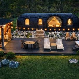 Friday Inn Igloo - Jacuzzi încălzit, Foișor cu încălzire infraroșu si videoproiector, Intimitate, Natură, Priveliște & Iaz - Escapadă romantică premium într-un tiny house unic în Romania - La doar o oră de București si 25 min de Sinaia, хотел в Комарник