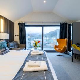 Waterhead Bath Suites - Parking and Light Breakfast