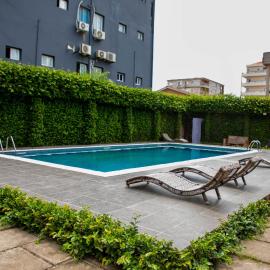 Appartement moderne au Warf, avec piscine , wifi, hotelli kohteessa Pointe-Noire