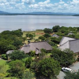 Vakasha Lodge، فندق في Siphofaneni