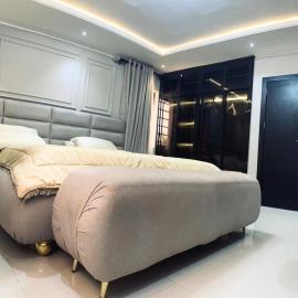 Rare Luxury 2bed guest house with private garden close to airport, khách sạn ở Lagos