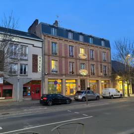 Hotel Couleurs Sud 46 chambres avec ascenseur et restaurant Centre ville-Gare Charleville-Mézières, hotel in Charleville-Mézières