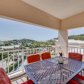 Walk to Beach: St Thomas Condo w/ Balconies, hotel in St Thomas