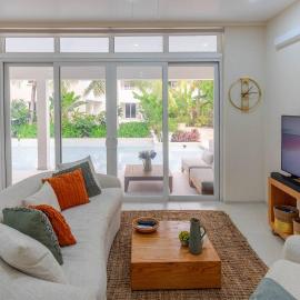 604 Harmony Hall Green Condo, Gated Community, near Dover Beach and St Lawrence Gap، فندق في كرايست تشيرش