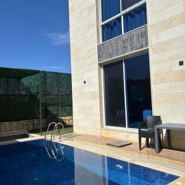 Angela chalet, hotel din Kfar Roummâne