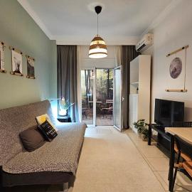 Walk Everywhere - Peaceful, Lovely, 1st floor, flat near Agias Sofia Church, Hotel in Thessaloniki