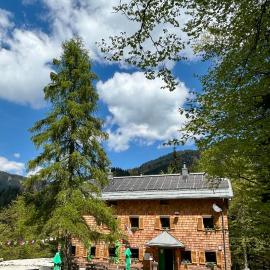 Mountain hut Dom pod Storžičem, hotel en Tržič