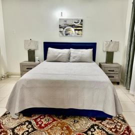 Blue Laventura condo near HWT, hotel di Kingston
