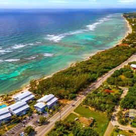 Moon Bay 2 Bdr Beachfront Condo with Pool and Tennis, hotel a Bodden Town