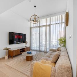 Zen Condo With Burj Khalifa View In Vibrant City, hotel din Dubai
