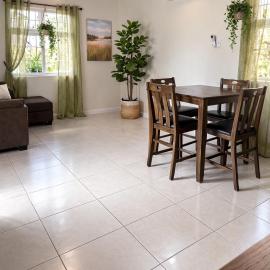 30 mins from Airport Cozy home in gated community, hotel em Chaguanas Village