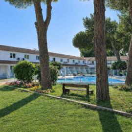 Viesnīca Artemia Aigues-Mortes - Hôtel avec piscine - Bornes électriques - Parking privé - Local vélo-moto pilsētā Egmorta