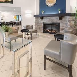 Super 8 by Wyndham Trois-Rivieres，三河城的飯店