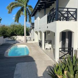 Cas Grandi Studios & Apartments with Pool & Jacuzzi, Hotel in Willemstad
