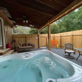Blissful Nook Tiny Home, Cozy Retreat, Hot Tub, Close to Town, Deep Creek, & Entrance to National Park, hotel sa Bryson City