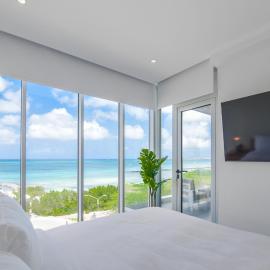 Luxury 2BS Oceanfront Condo at The Reef, khách sạn ở Bãi biển Palm-Eagle