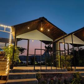 Shelby Pawana lake Cottages and Camping, hotelli kohteessa Lonavala