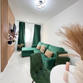 Green Story Aparthotel near Palas Center and Old Town - Parking Option, hotel en Iaşi